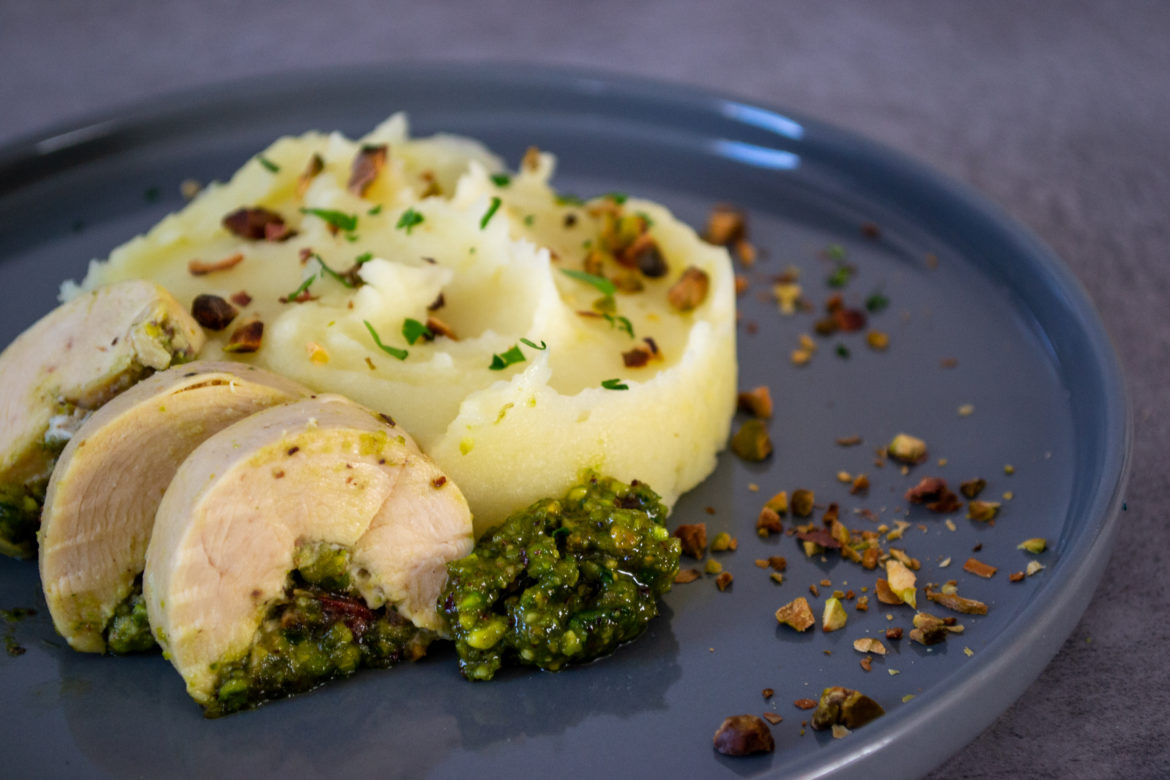 Ballotines de volaille, pesto de pistaches, purée de pommes de terre