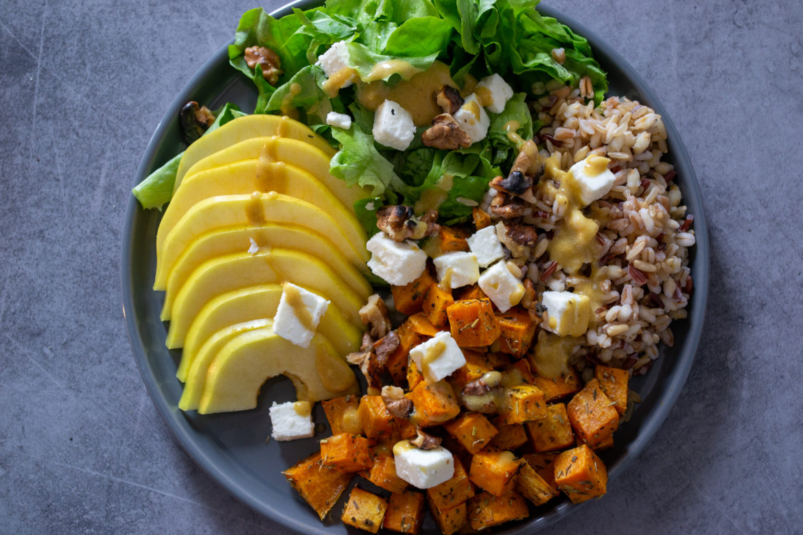 Salade de patates douces, feta, noix et pommes