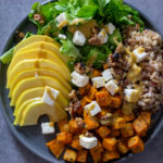 Salade de patates douces, feta, noix et pommes