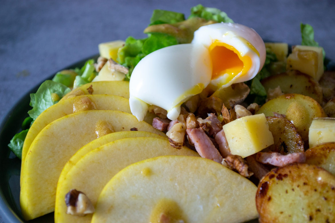 Salade de pommes de terre, lardons, tomme de Savoie, pommes et œuf poché
