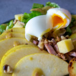 Salade de pommes de terre, lardons, tomme de Savoie, pommes et œuf poché