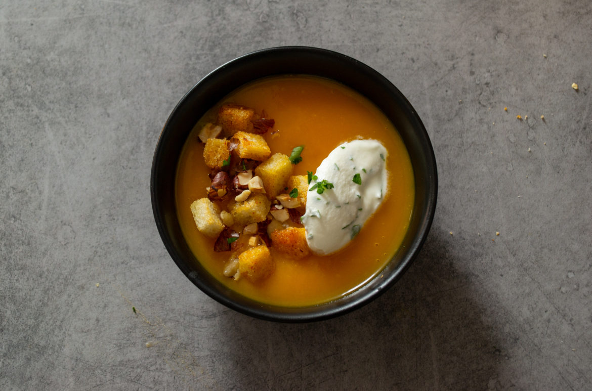 Velouté de butternut, noisettes torréfiées et crème montée au persil