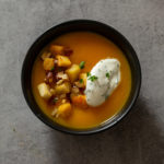 Velouté de butternut, noisettes torréfiées et crème montée au persil