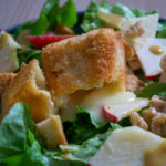 Salade de camembert pané, pommes, croutons et noix