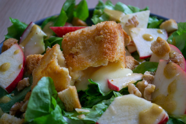 Salade de camembert pané, pommes, croutons et noix