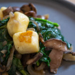 Gnocchi maison, champignons et épinards