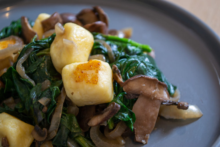 Gnocchi maison, champignons et épinards