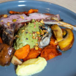 Agneau laqué, huitre snackée, condiment avocat, condiment agrumes, pistaches torréfiées et poêlée de légumes