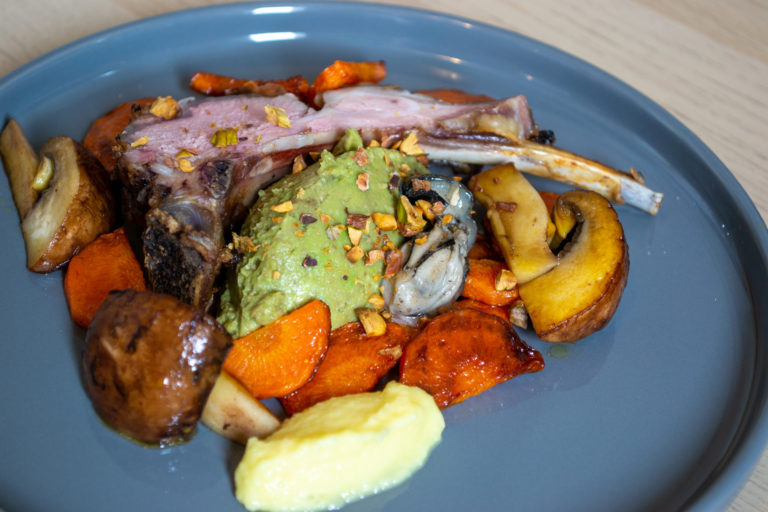 Agneau laqué, huitre snackée, condiment avocat, condiment agrumes, pistaches torréfiées et poêlée de légumes