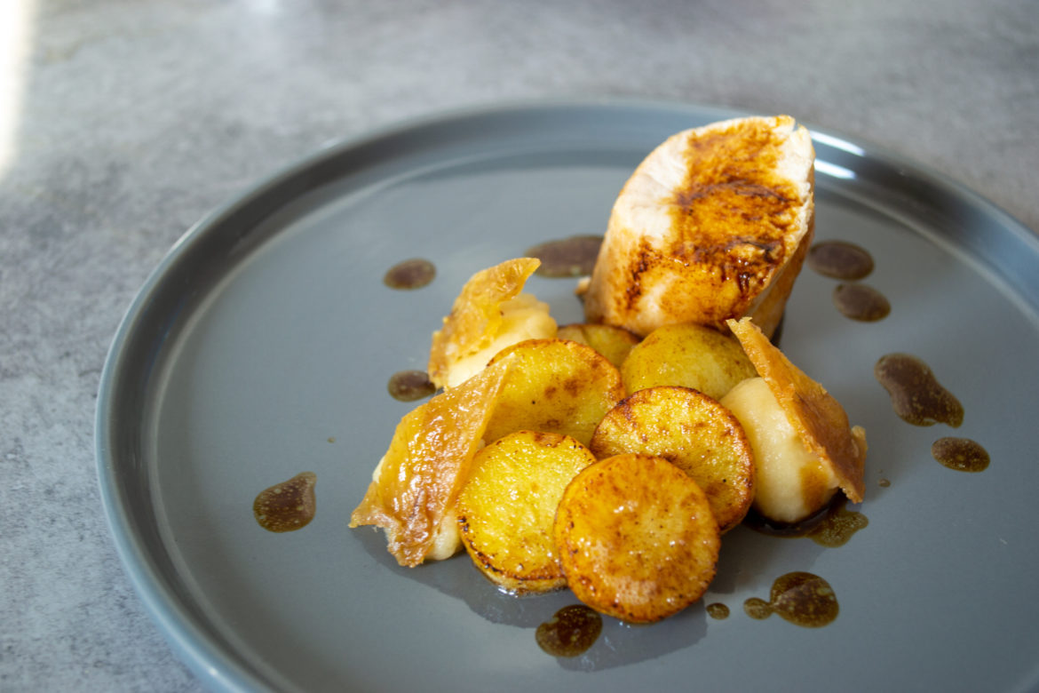 Ballotine de poulet, pommes de terre rissolées, compote de pommes et chips de peau de poulet