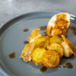 Ballotine de poulet, pommes de terre rissolées, compote de pommes et chips de peau de poulet