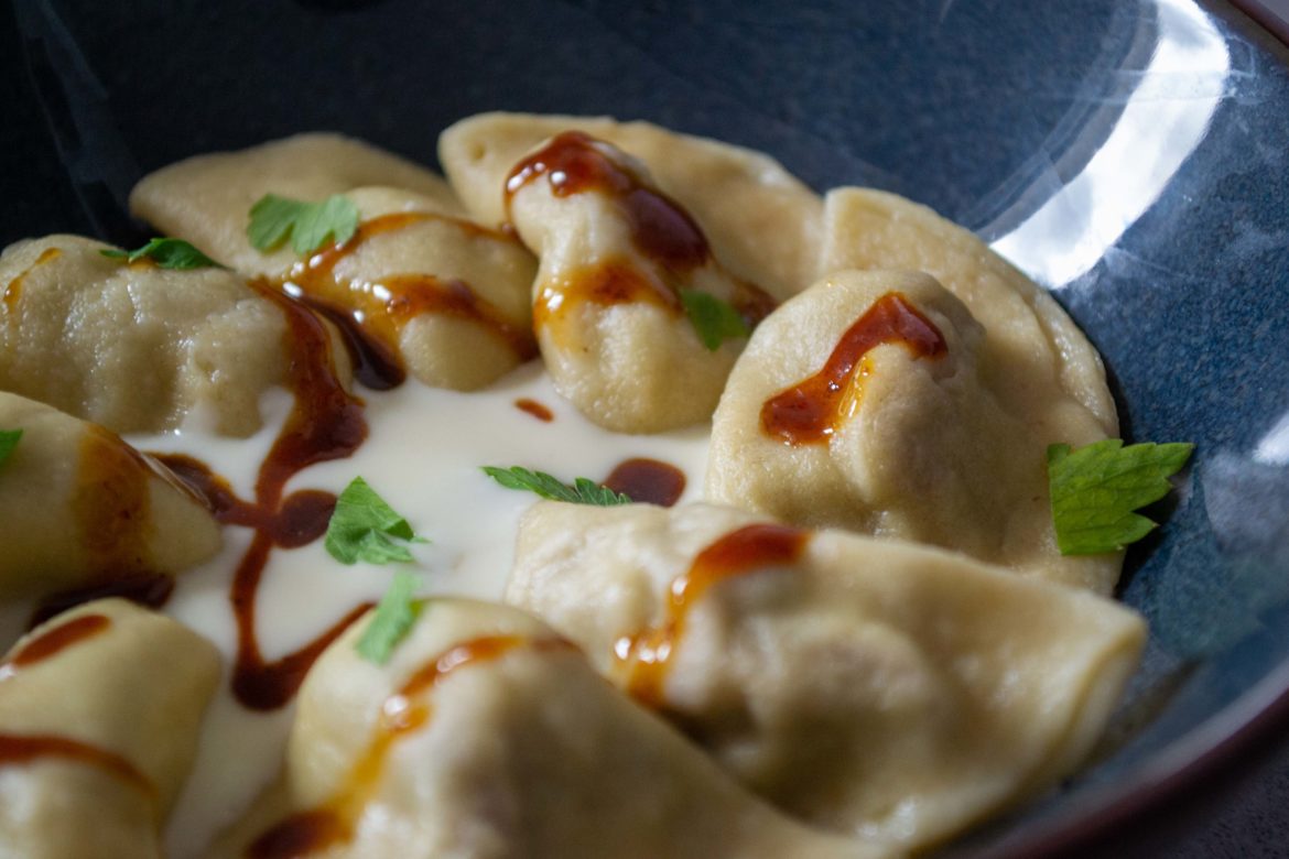 Raviole de paleron de bœuf confit, crème de parmesan et jus de volaille